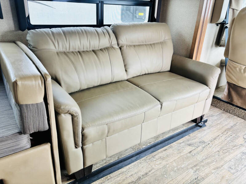 2017 Thor Motor Coach Hurricane 31S