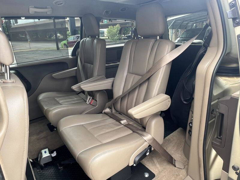 2012 Chrysler Town and Country Touring-L