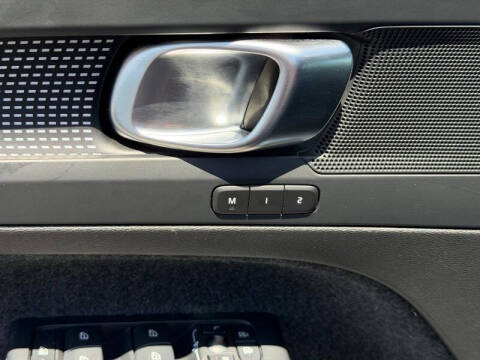 2025 Volvo XC40 B5 Plus Dark Theme