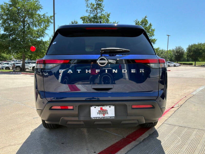 2025 Nissan Pathfinder SV