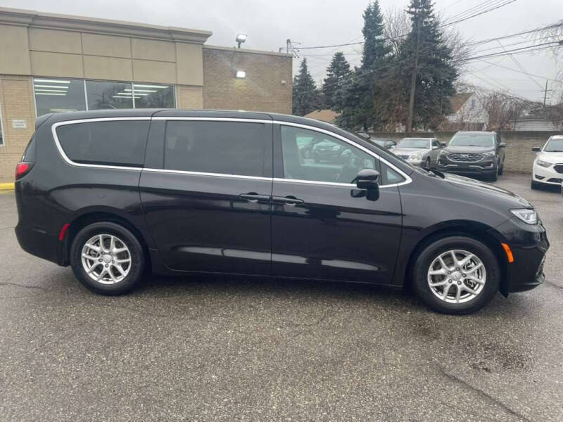 2025 Chrysler Pacifica Select