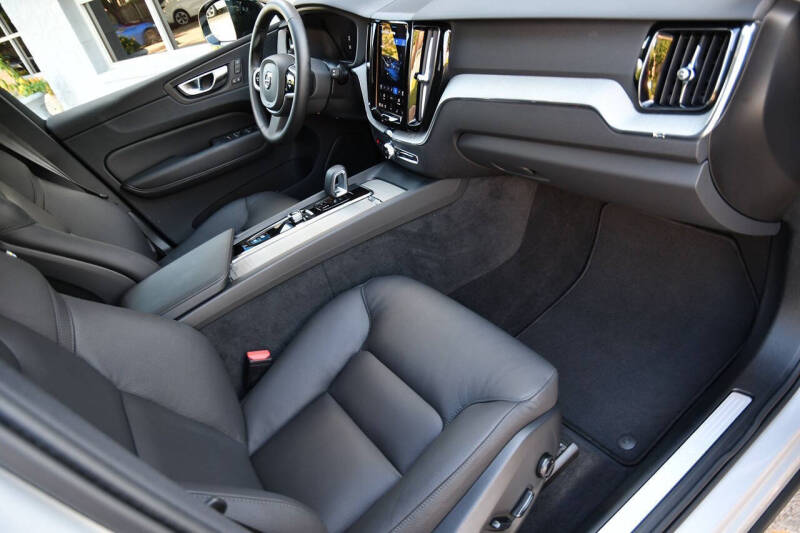 2025 Volvo XC60 B5 Plus Dark Theme