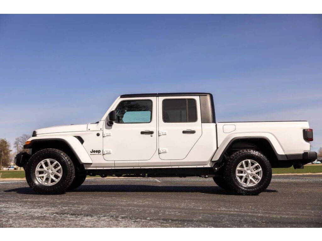 2023 Jeep Gladiator Sport S 4x4 4dr Crew Cab 5.0 ft. SB - White exterior view 4