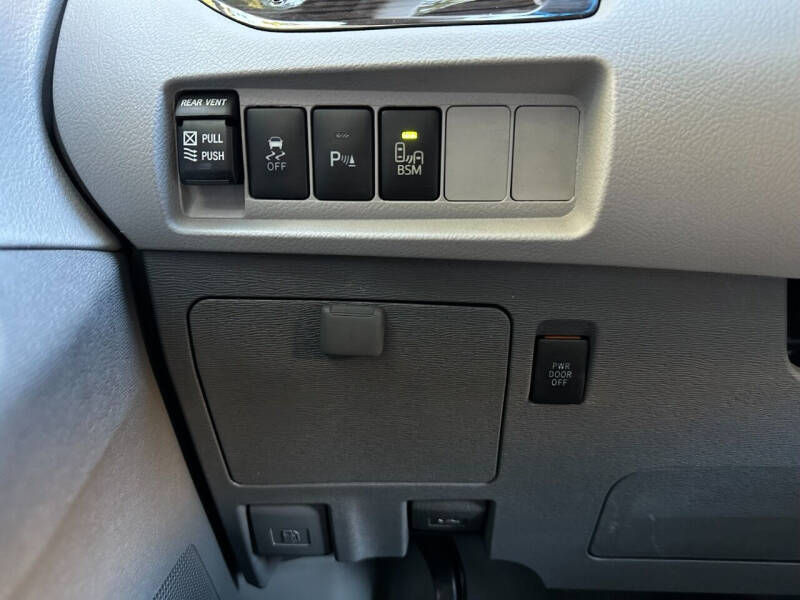 2015 Toyota Sienna XLE 7-Passenger Auto Access Seat