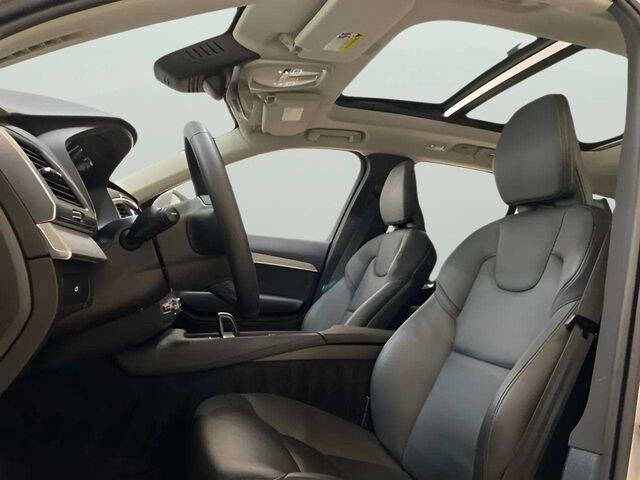 2025 Volvo XC90 B5 Core Bright Theme