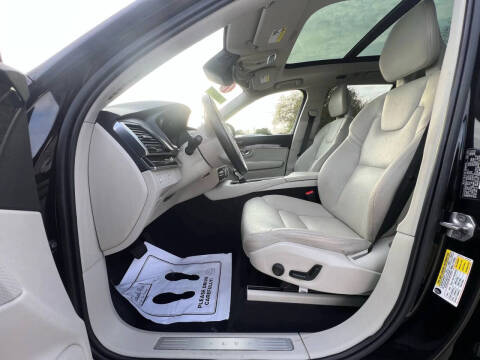 2016 Volvo XC90 T6 Momentum