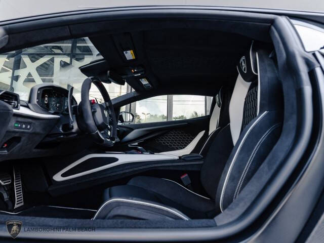 2024 Lamborghini Revuelto