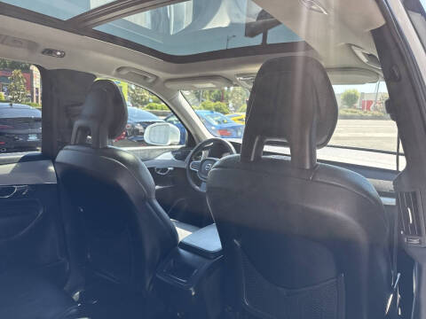 2016 Volvo XC90 T5 Momentum