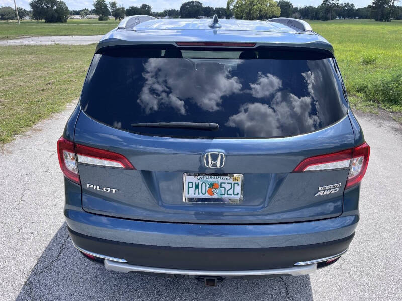 2020 Honda Pilot Touring w/Rear Captain's Chairs