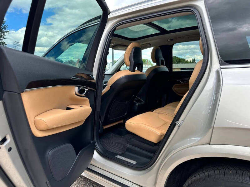2016 Volvo XC90 T6 Momentum
