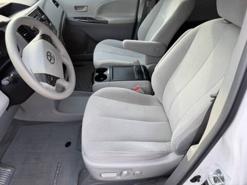2013 Toyota Sienna LE 8-Passenger