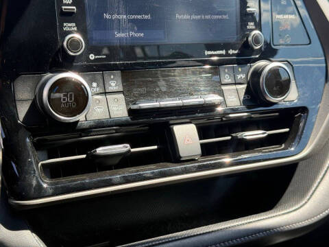 2021 Toyota Highlander LE
