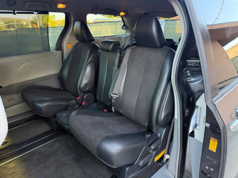2014 Toyota Sienna SE 8-Passenger