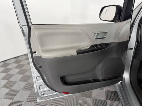 2020 Toyota Sienna LE Mobility 7-Passenger