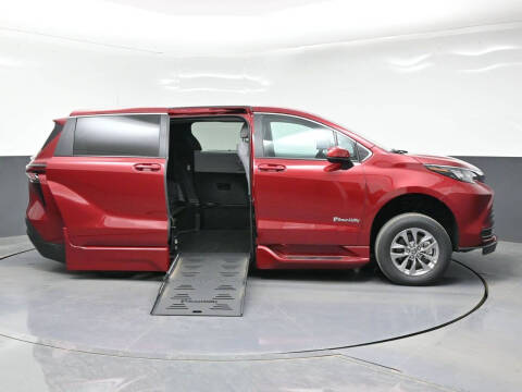 2026 Toyota Sienna LE 8-Passenger
