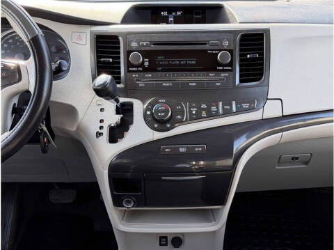 2013 Toyota Sienna SE 8-Passenger