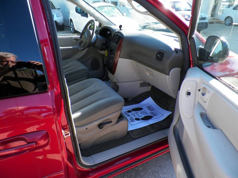 2005 Chrysler Town and Country LX