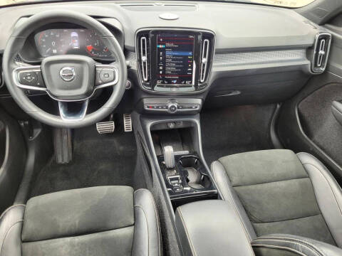2022 Volvo XC40 T5 R-Design
