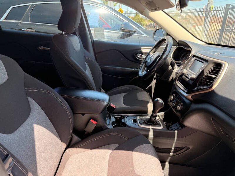 2016 Jeep Cherokee Sport