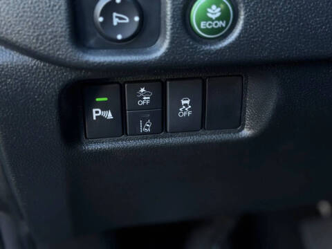 2022 Honda Pilot Touring w/Rear Captain's Chairs