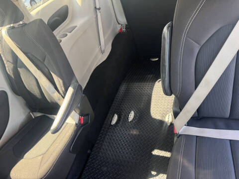 2023 Chrysler Voyager LX