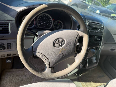 2005 Toyota Sienna LE 8 Passenger