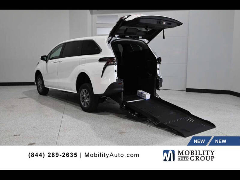 2026 Toyota Sienna LE 8-Passenger