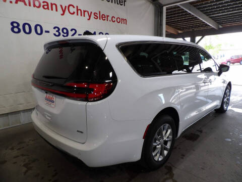 2027 Chrysler Pacifica Select