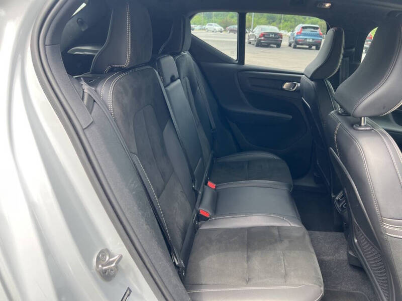 2022 Volvo XC40 T5 R-Design