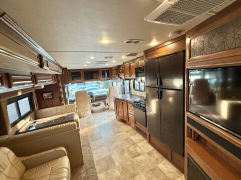 2014 Fleetwood RV Bounder 33’ Double Slide!!!!
