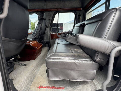 2005 Freightliner M2 106