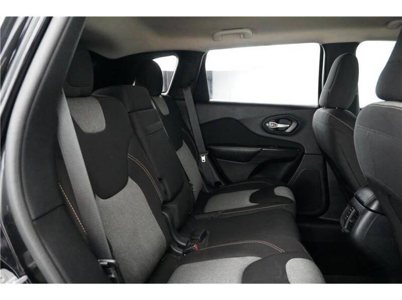 2016 Jeep Cherokee Sport