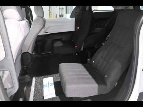 2025 Toyota Sienna LE 8-Passenger