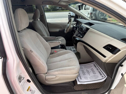 2011 Toyota Sienna LE 8-Passenger