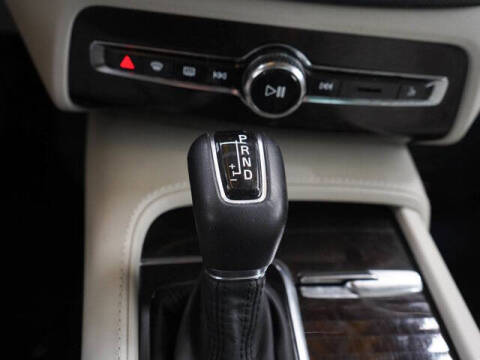 2017 Volvo XC90 T6 Momentum