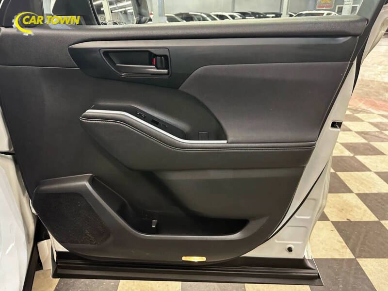 2020 Toyota Highlander LE