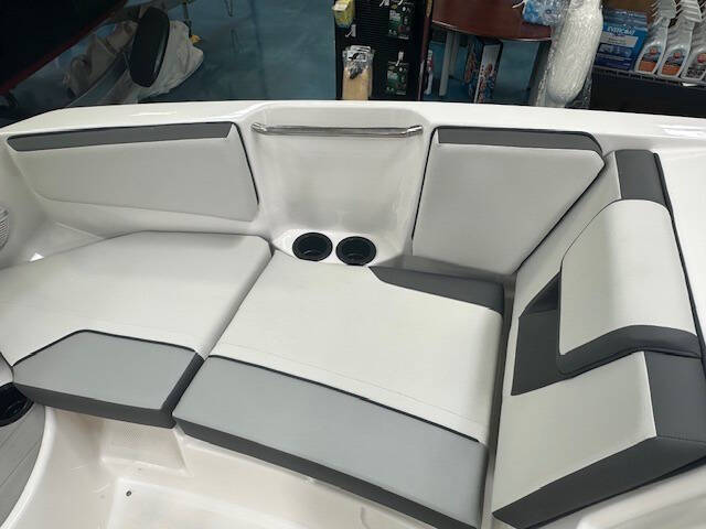 2025 Yamaha AR220