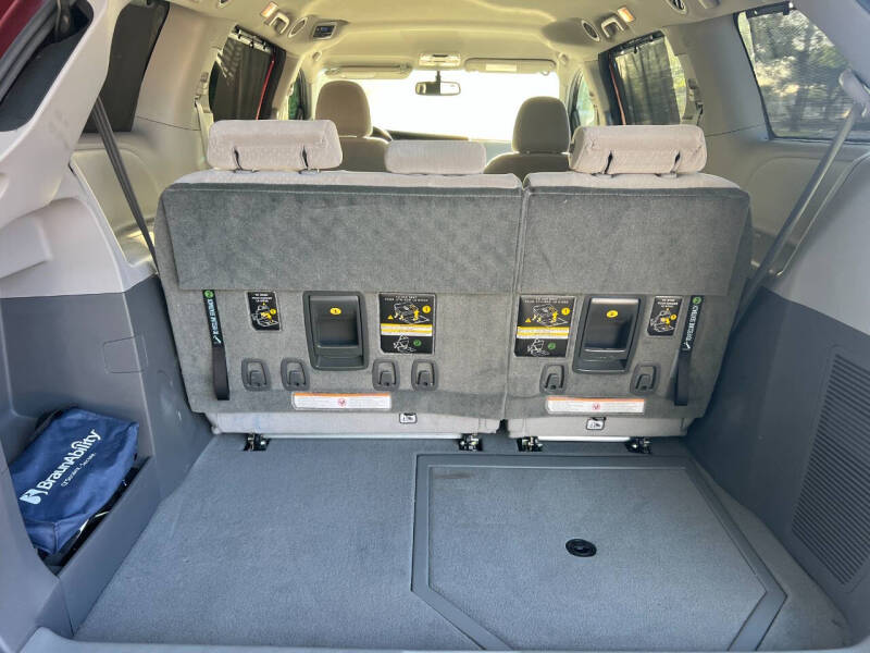 2017 Toyota Sienna LE 7-Passenger Auto Access Seat