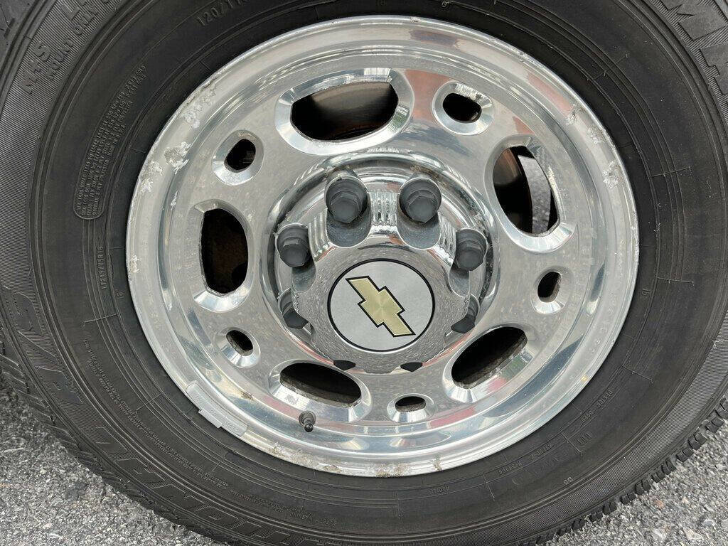 2005 Chevrolet Suburban 13