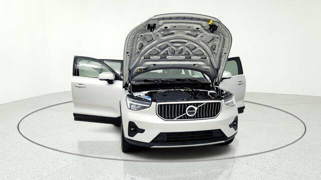 2025 Volvo XC40 B5 Plus Bright Theme