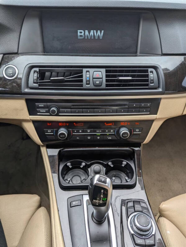 2011 BMW 5 Series 535i photo 18