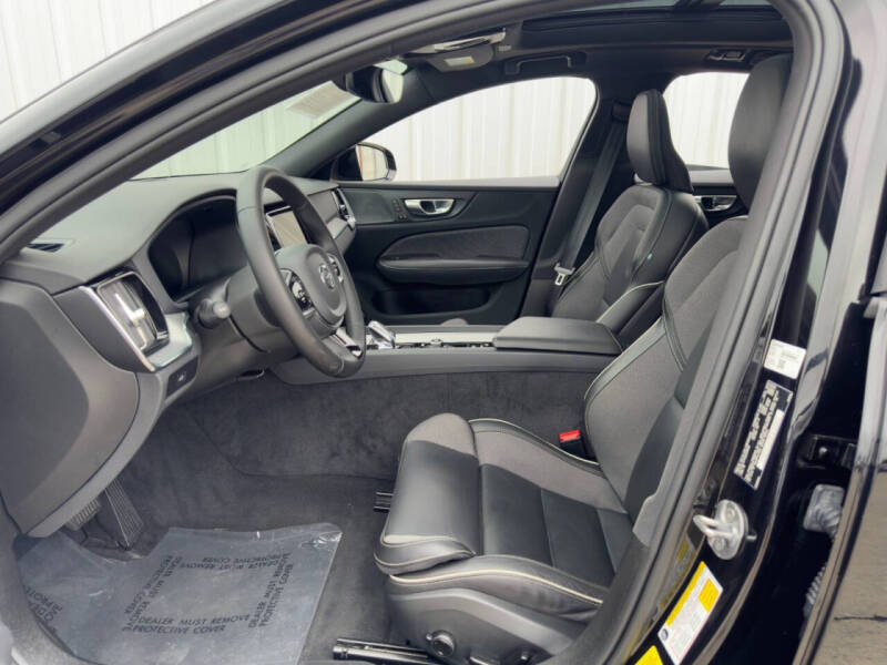 2024 Volvo S60 B5 Plus Black Edition