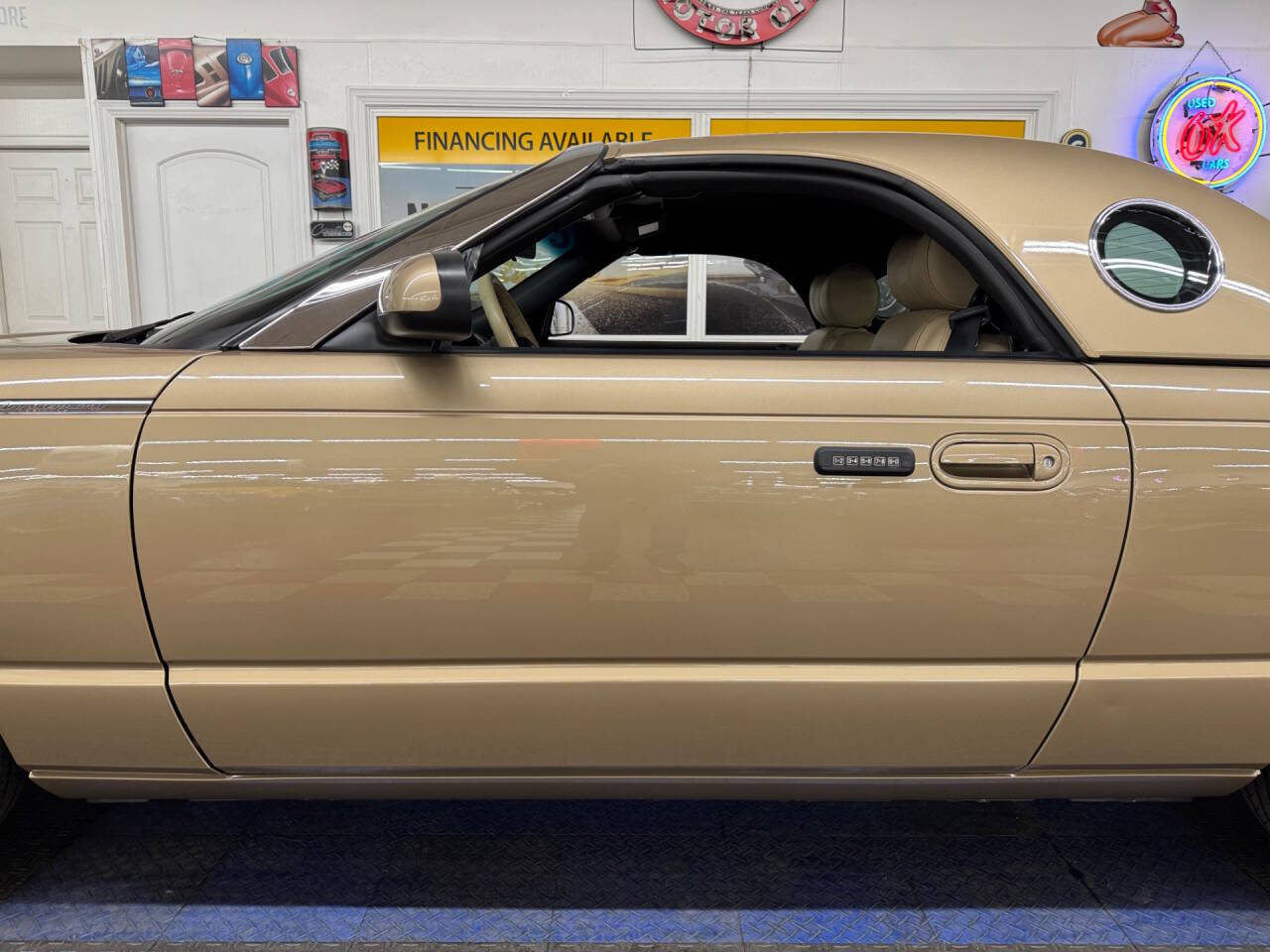 2005 Ford Thunderbird 32
