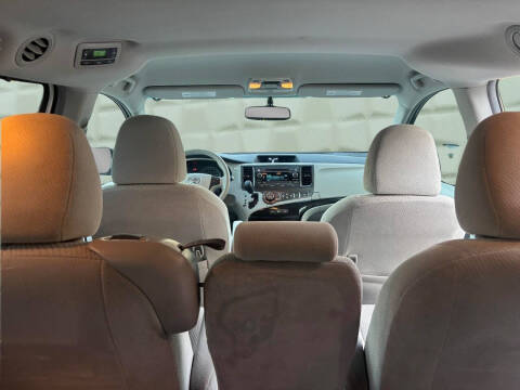 2014 Toyota Sienna LE 8-Passenger