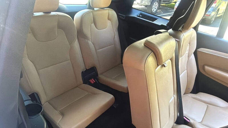 2017 Volvo XC90 T6 Momentum