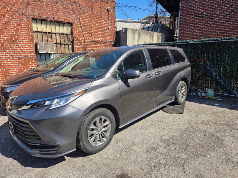 2024 Toyota Sienna LE 8-Passenger