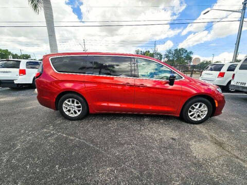 2025 Chrysler Pacifica Select