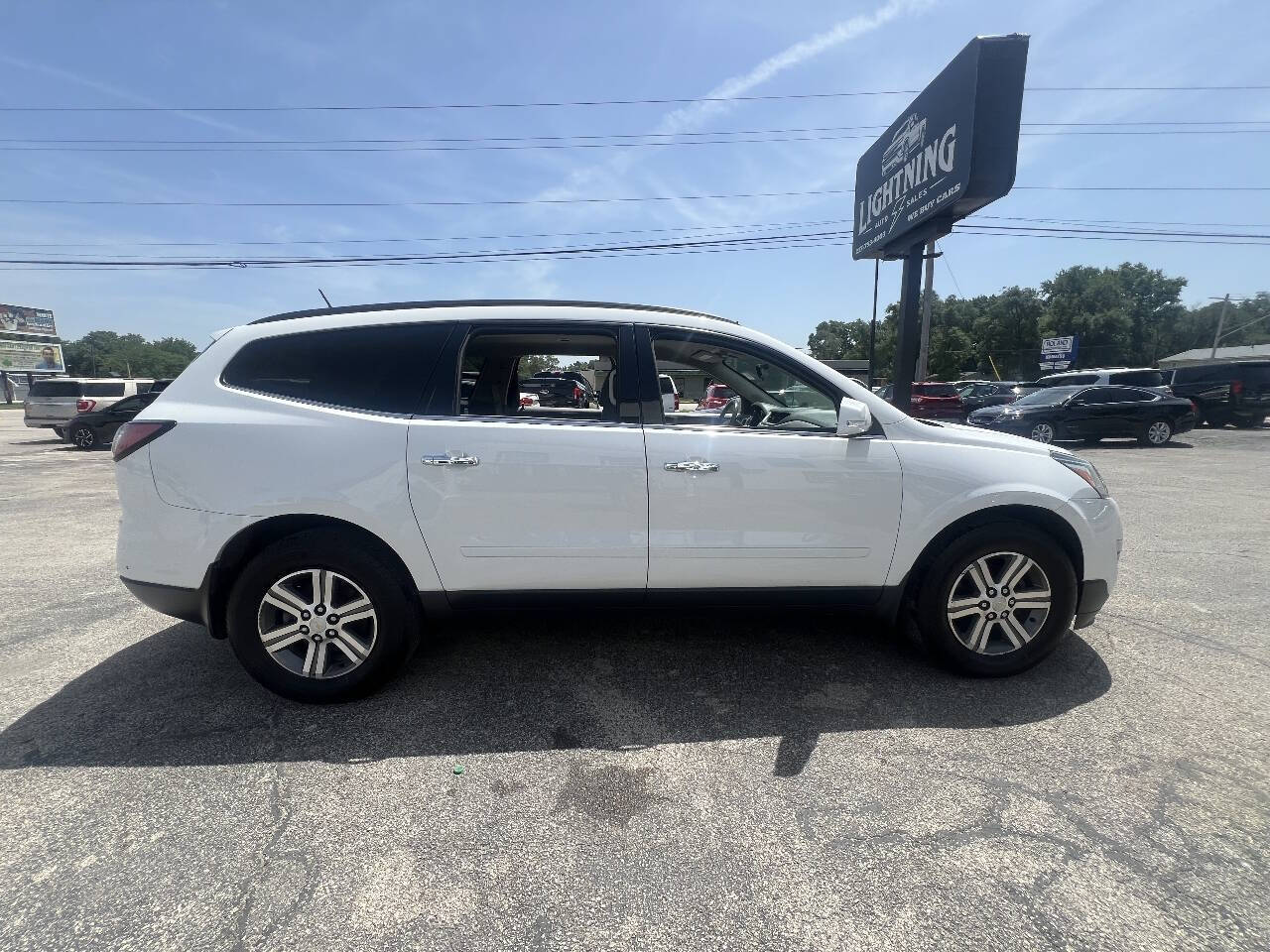 Off white 2017 Chevrolet Traverse LT AWD LT 4dr SUV w/1LT 2