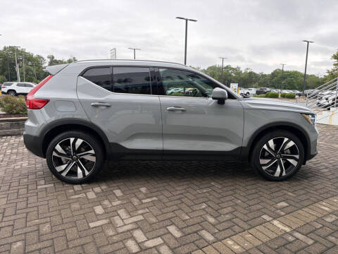 2024 Volvo XC40 B5 Ultimate Bright Theme