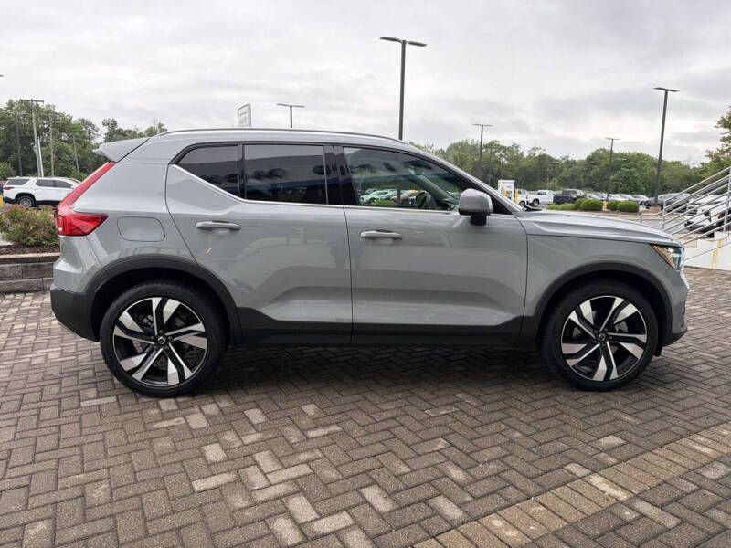 2024 Volvo XC40 B5 Ultimate Bright Theme